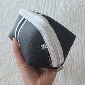 8/12 SAKS 5TH AVENUE TOILETRY BAG